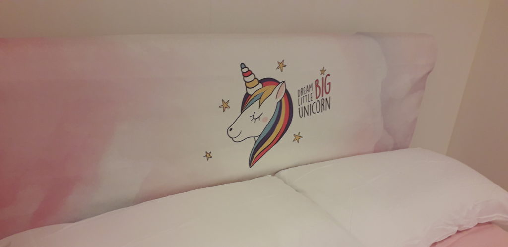 letto con testata soggetto unicorno